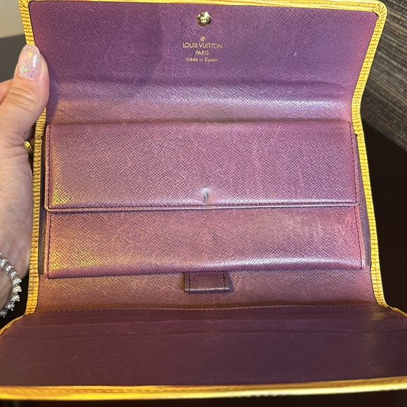 Louis Vuitton yellow epi wallet. Good condition! - Picture 3 of 11